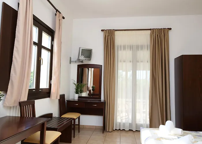 Palirria & Aparthotel 2*